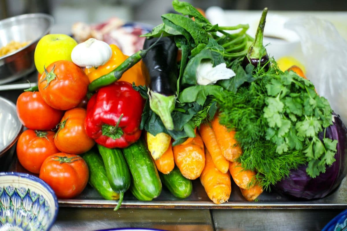 Legumes e verduras frescos: tomate, pimentão, cenoura e folhas