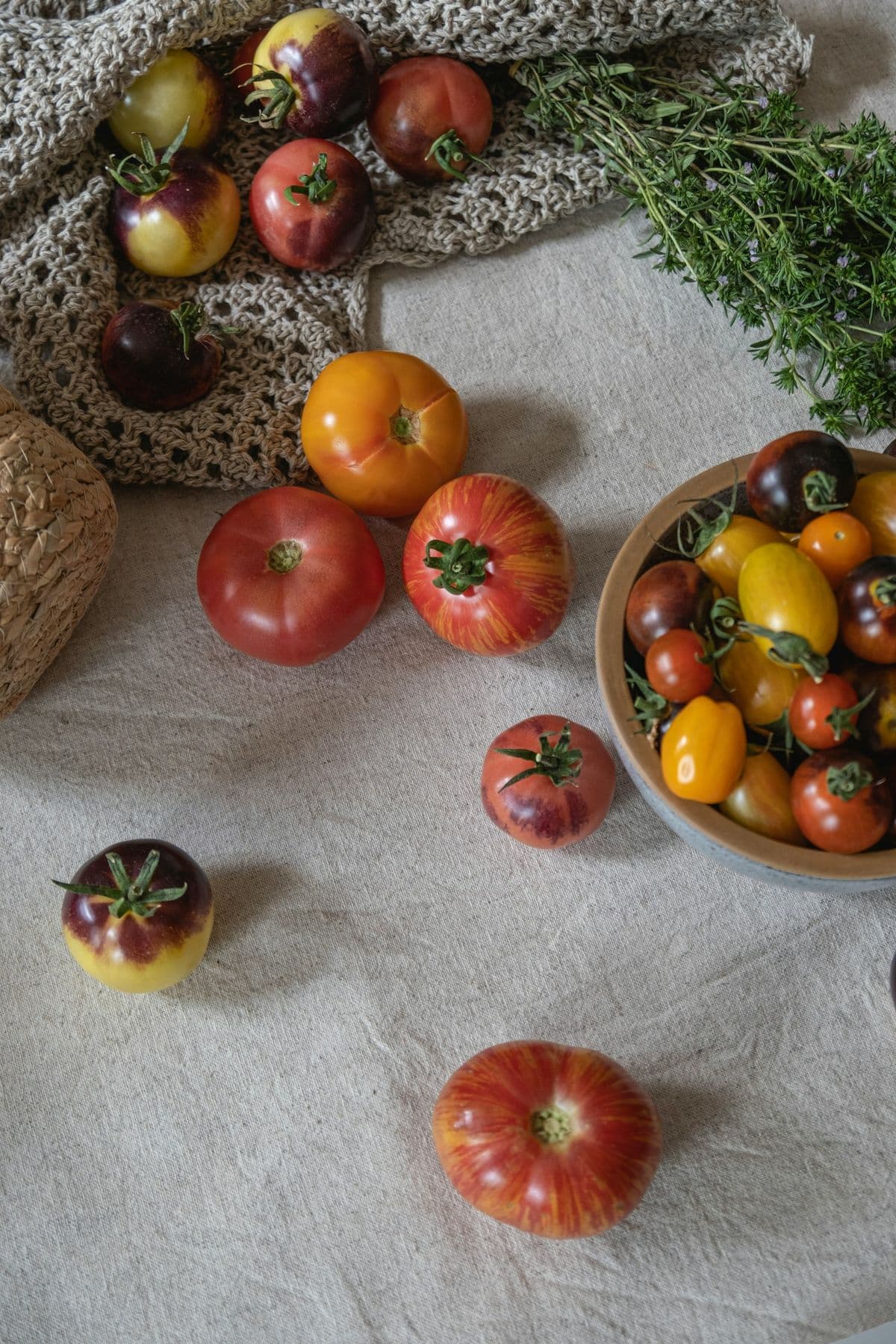 Tomates frescos sobre uma toalha de linho